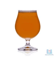 Copo com Cerveja Belga Saison
